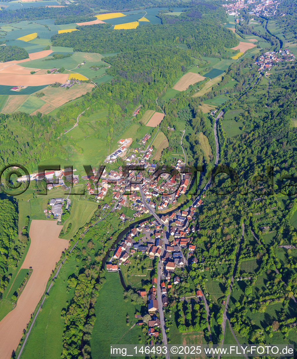 Luftbild von Dorfansicht im lieblichen Tauberta am Morgen aus Südosten im Ortsteil Archshofen in Creglingen im Bundesland Baden-Württemberg, Deutschland