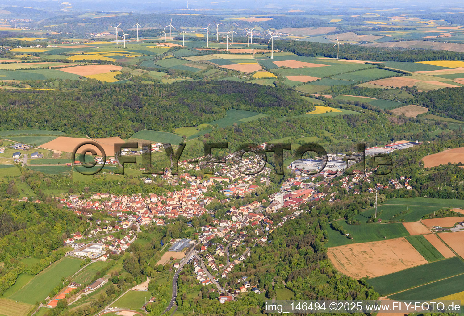 Ortsübersicht im lieblichen Taubertal am Morgen aus Südosten in Creglingen im Bundesland Baden-Württemberg, Deutschland