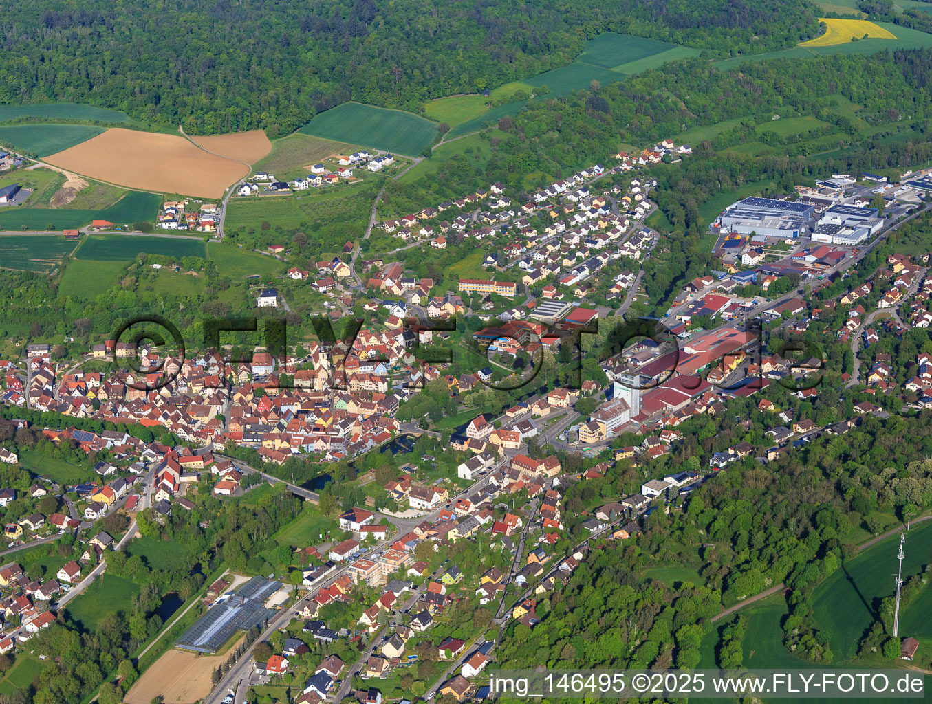 Luftbild von Ortsübersicht im lieblichen Taubertal am Morgen aus Südosten in Creglingen im Bundesland Baden-Württemberg, Deutschland