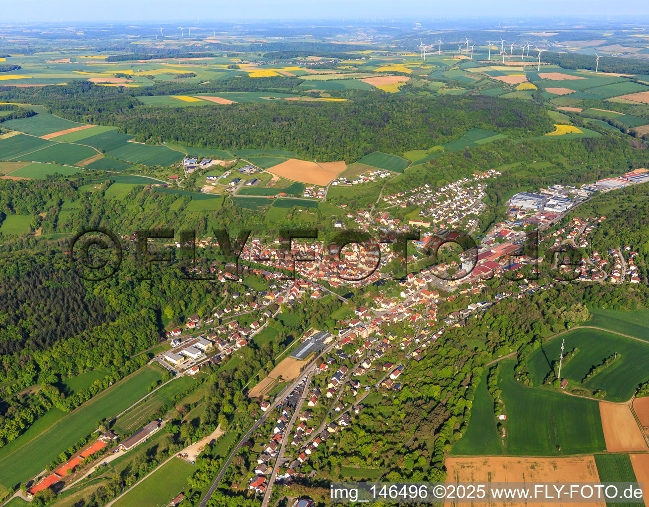 Luftaufnahme von Ortsübersicht im lieblichen Taubertal am Morgen aus Südosten in Creglingen im Bundesland Baden-Württemberg, Deutschland