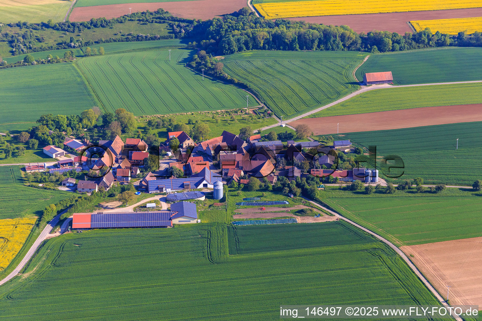 Dorfansicht am Morgen aus Süden im Ortsteil Schirmbach in Creglingen im Bundesland Baden-Württemberg, Deutschland