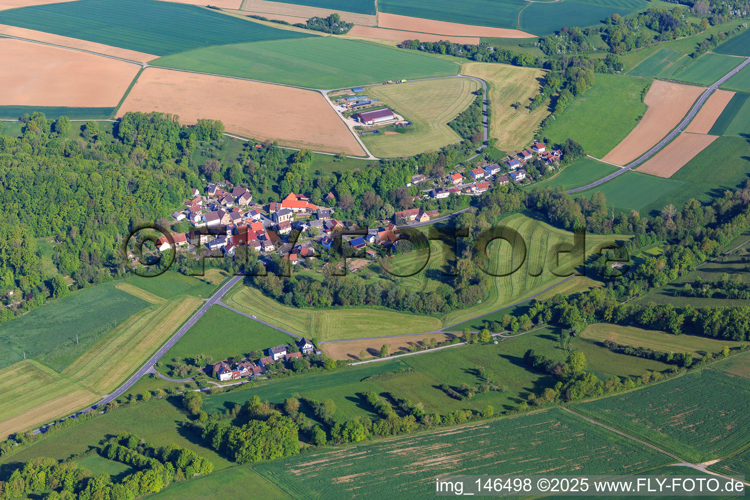 Dorfansicht am Morgen aus Süden im Ortsteil Klingen in Bieberehren im Bundesland Bayern, Deutschland