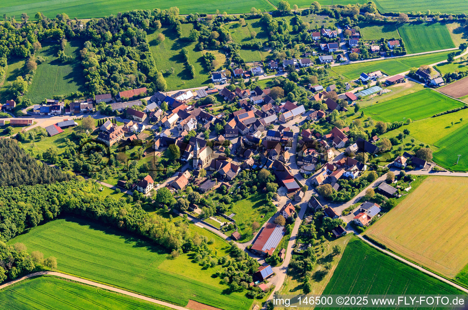 Dorfübersicht am Morgen aus Südwesten im Ortsteil Reinsbronn in Creglingen im Bundesland Baden-Württemberg, Deutschland