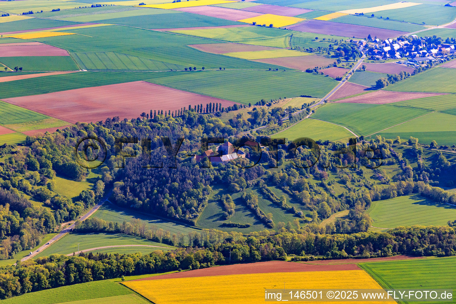 Burg Brauneck mit Photovoltaikdach im Ortsteil Niedersteinach in Creglingen im Bundesland Baden-Württemberg, Deutschland