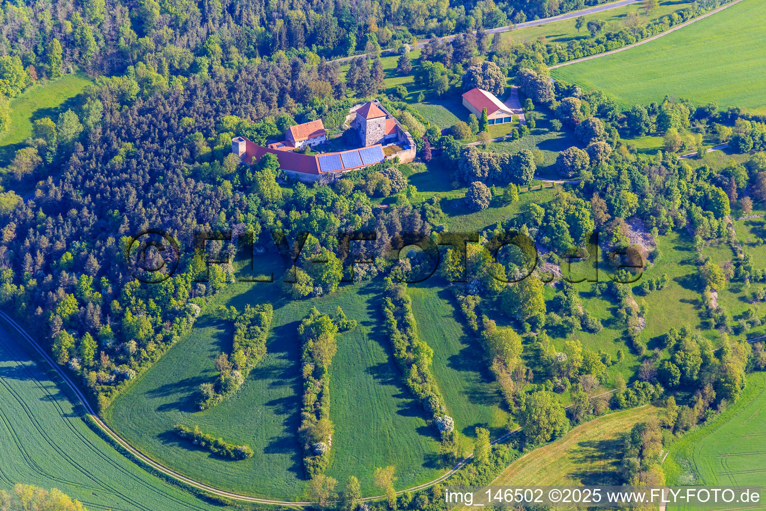 Luftbild von Burg Brauneck mit Photovoltaikdach im Ortsteil Niedersteinach in Creglingen im Bundesland Baden-Württemberg, Deutschland