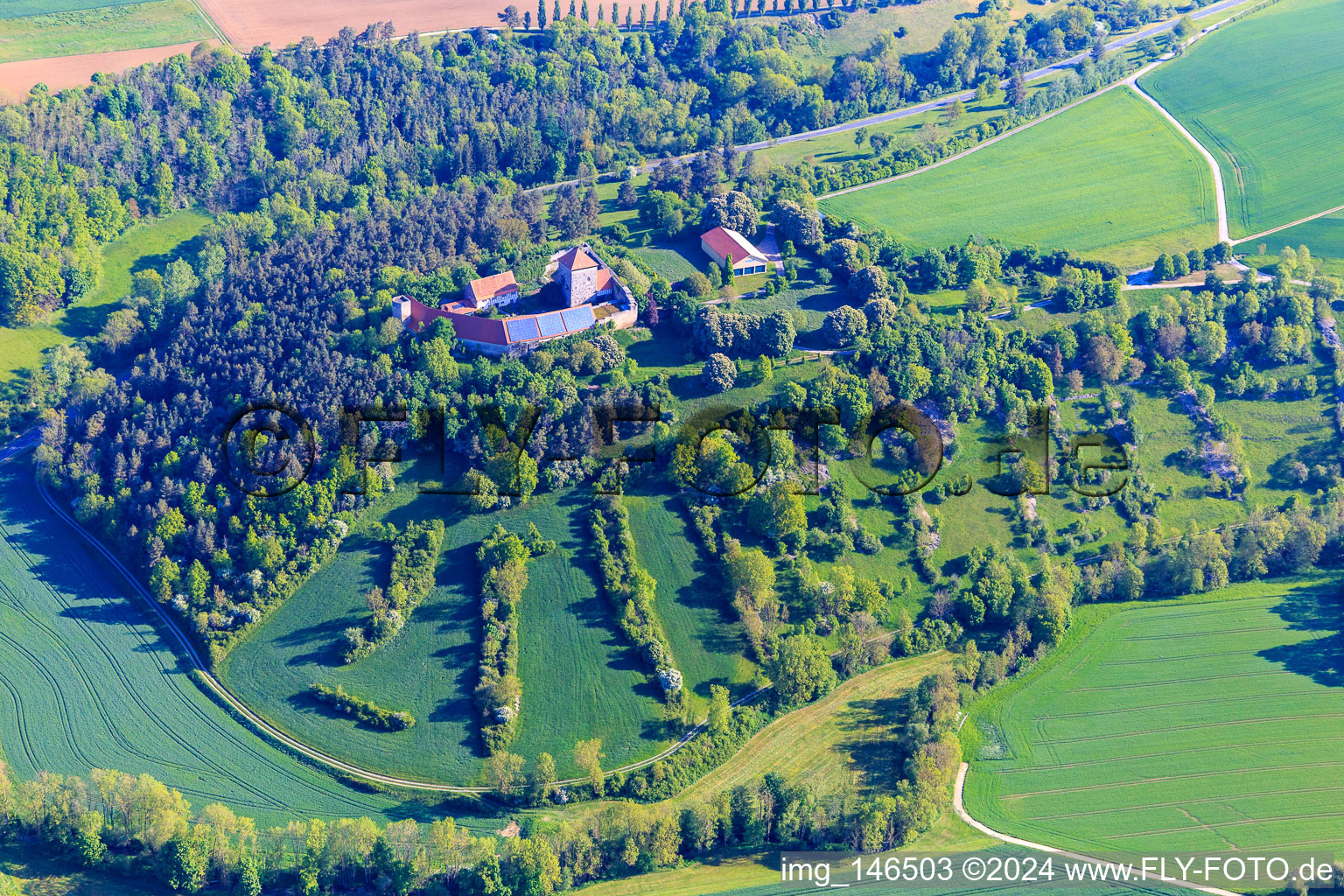 Luftaufnahme von Burg Brauneck mit Photovoltaikdach im Ortsteil Niedersteinach in Creglingen im Bundesland Baden-Württemberg, Deutschland