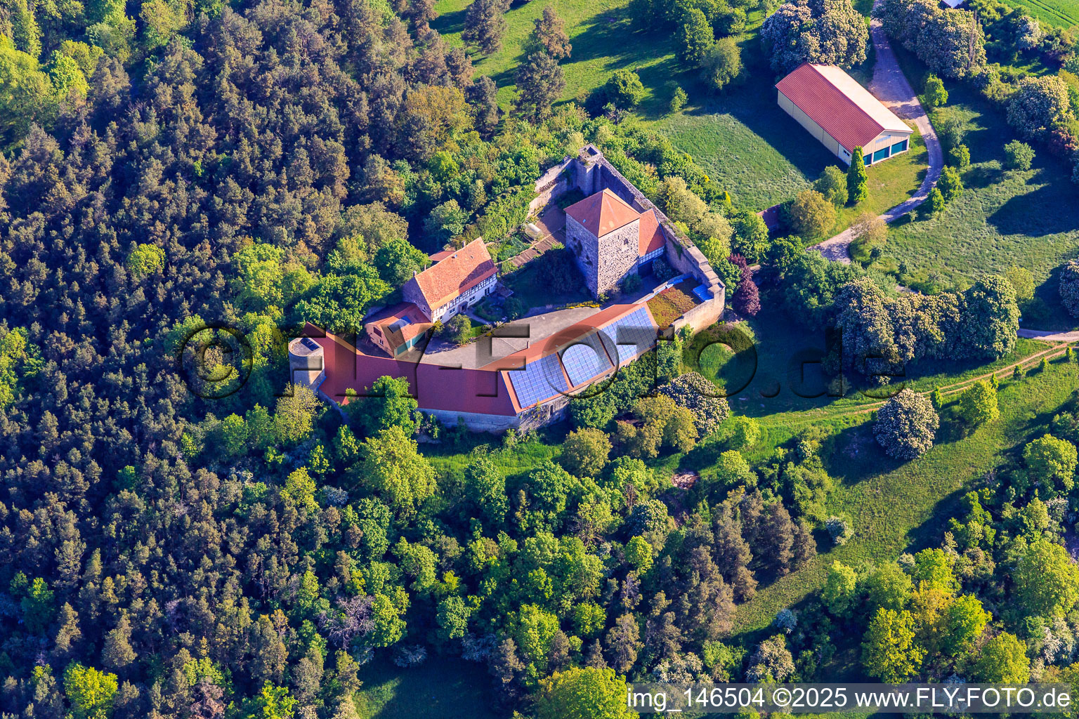 Schrägluftbild von Burg Brauneck mit Photovoltaikdach im Ortsteil Niedersteinach in Creglingen im Bundesland Baden-Württemberg, Deutschland