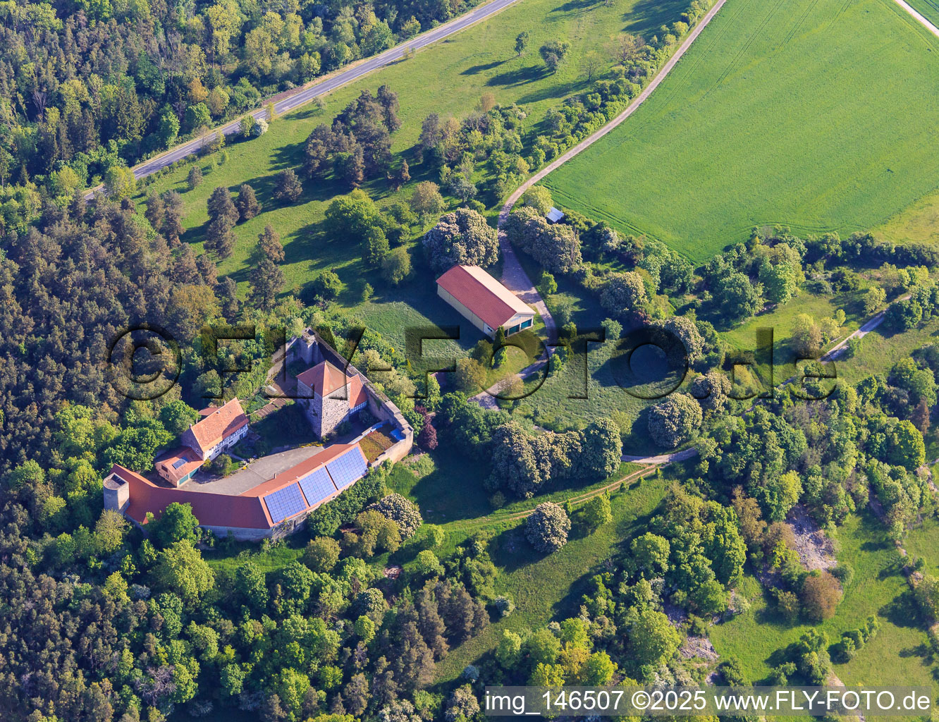 Burg Brauneck mit Photovoltaikdach im Ortsteil Niedersteinach in Creglingen im Bundesland Baden-Württemberg, Deutschland von oben