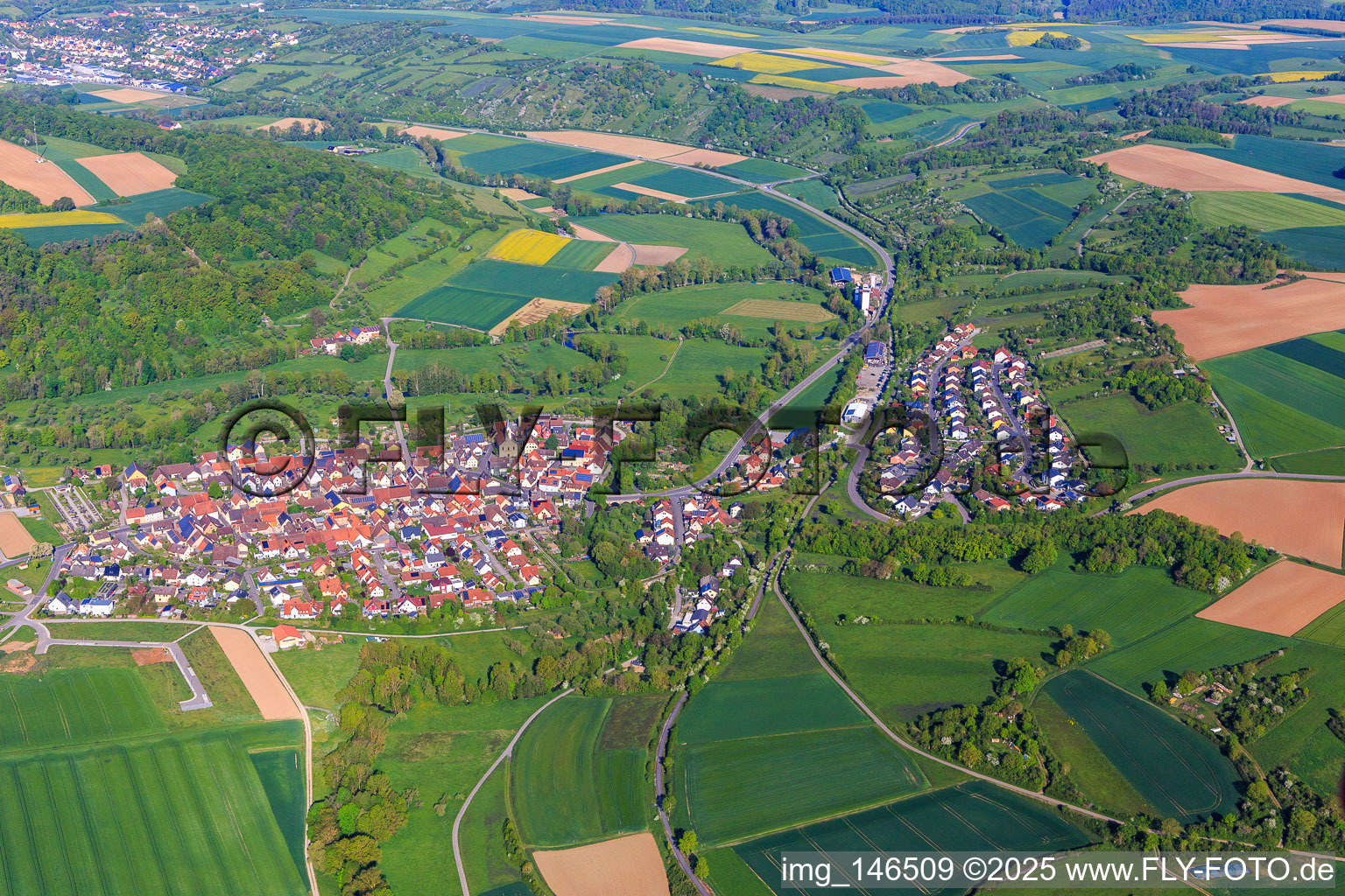 Ortsübersicht im Gollach- und Taubertal am Morgen aus Südosten in Bieberehren im Bundesland Bayern, Deutschland