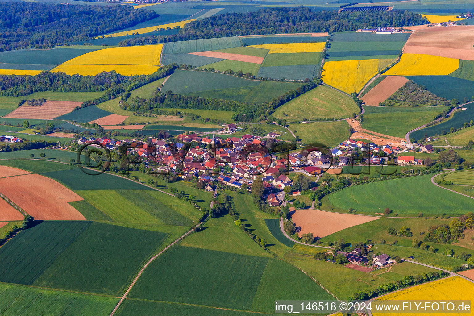 Ortsübersicht am Morgen aus Nordosten im Ortsteil Nassau in Weikersheim im Bundesland Baden-Württemberg, Deutschland