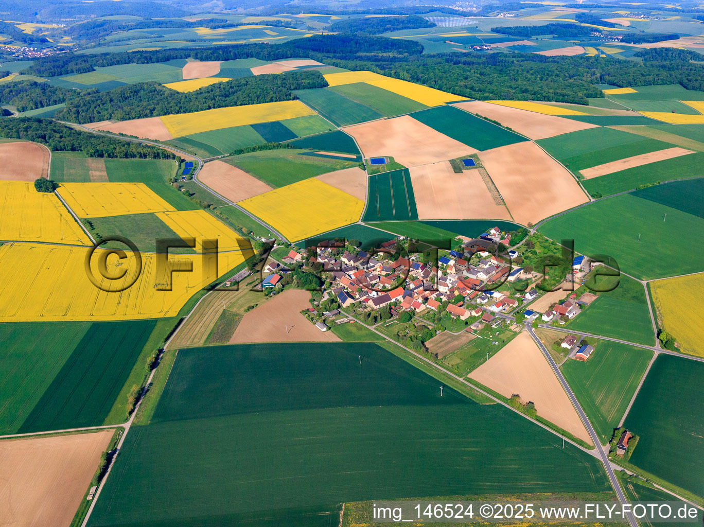 Dorfübersicht am Morgen aus Südosten im Ortsteil Oesfeld in Bütthard im Bundesland Bayern, Deutschland