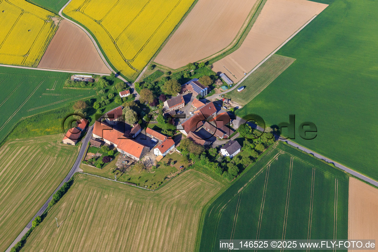 Ortsteil Bowiesen mit Kapelle Bowiesen und  Unser Johannshof im Ortsteil Neubronn in Igersheim im Bundesland Baden-Württemberg, Deutschland