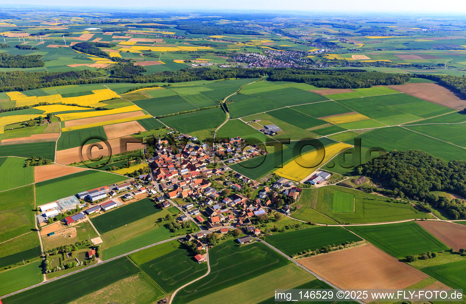 Dorfübersicht am Morgen aus Südwesten im Ortsteil Vilchband in Wittighausen im Bundesland Baden-Württemberg, Deutschland