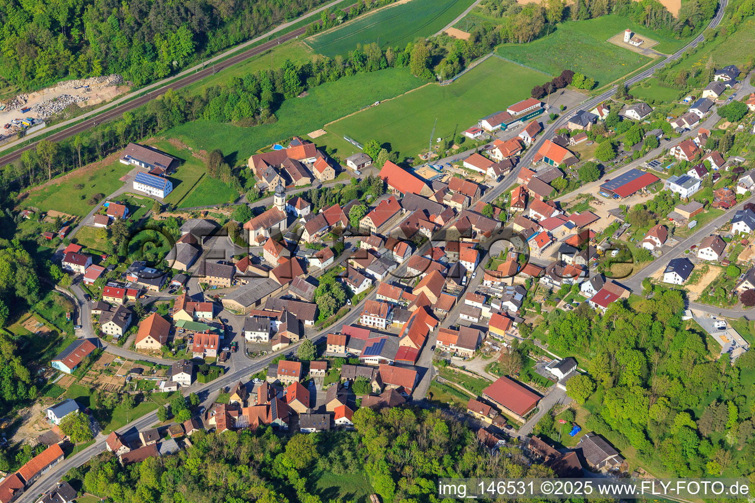 Dorfansicht mit Kirche St. Margaretha im Ortsteil Zimmern in Grünsfeld im Bundesland Baden-Württemberg, Deutschland