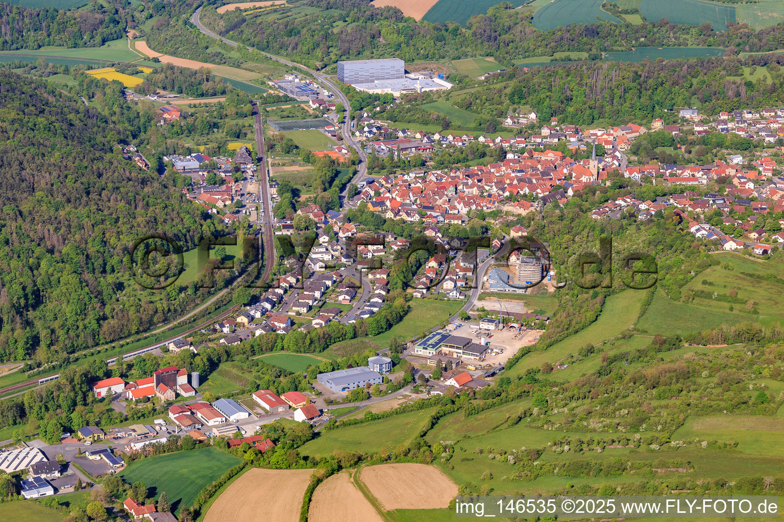 Ortsübersicht im Taubertal am Morgen aus Osten in Grünsfeld im Bundesland Baden-Württemberg, Deutschland