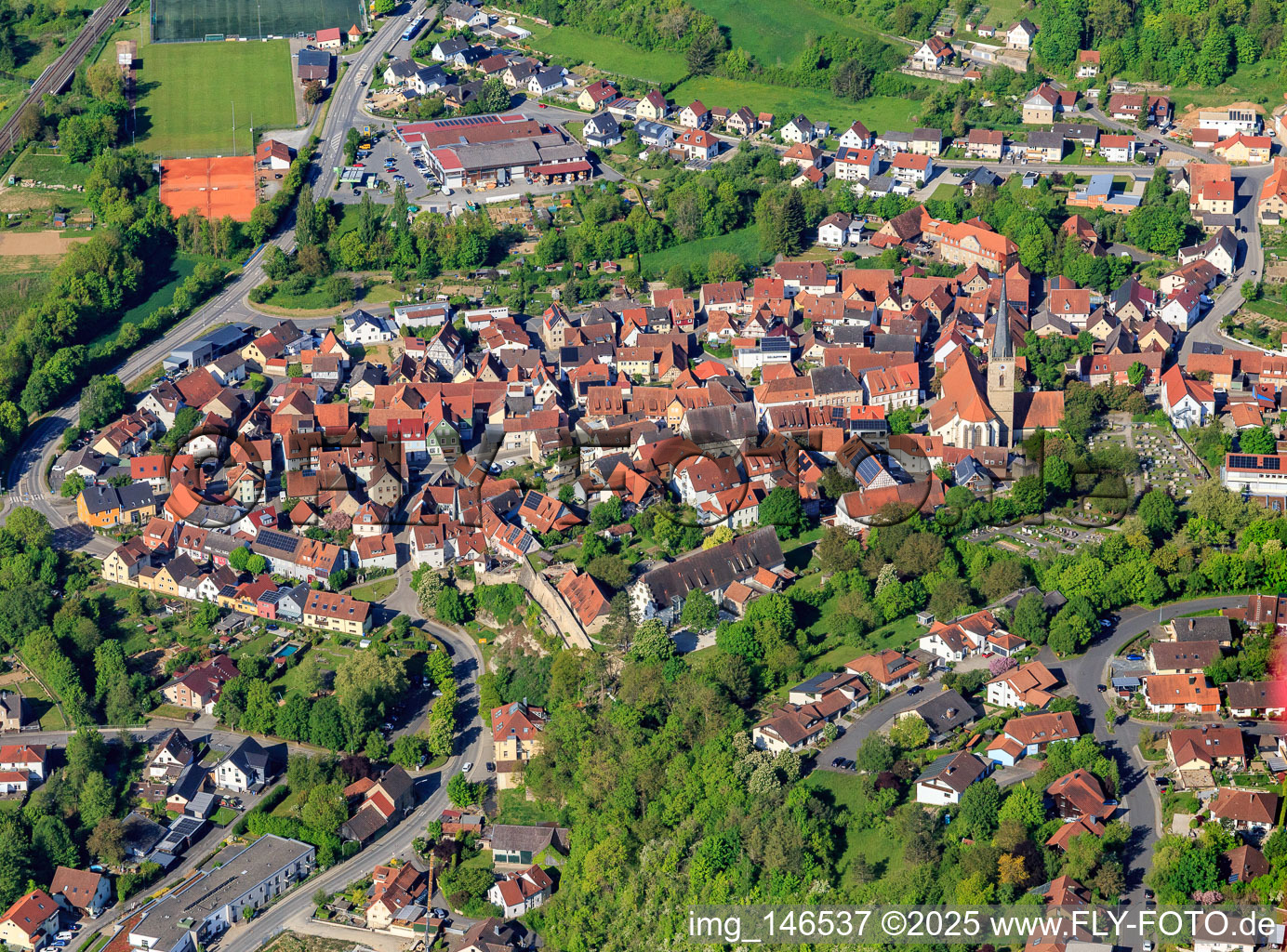 Ortskern mit Kirche St. Peter und Paul in Grünsfeld im Bundesland Baden-Württemberg, Deutschland