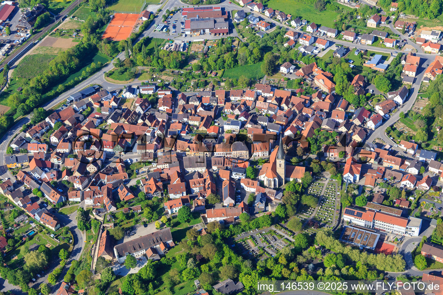 Ortsübersicht mit Kirche St. Peter und Paul in Grünsfeld im Bundesland Baden-Württemberg, Deutschland