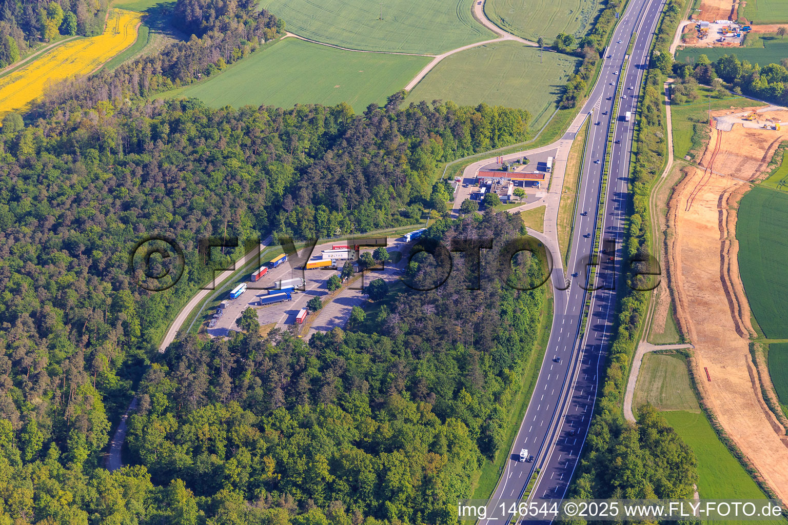 Tank & Rast Raststätte Ob der Tauber West mit Shell Tankstelle an der A81 im Ortsteil Grünsfeldhausen im Bundesland Baden-Württemberg, Deutschland