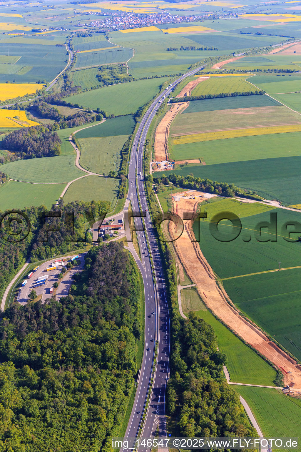 Luftbild von Tank & Rast Raststätte Ob der Tauber West mit Shell Tankstelle an der A81 im Ortsteil Grünsfeldhausen im Bundesland Baden-Württemberg, Deutschland