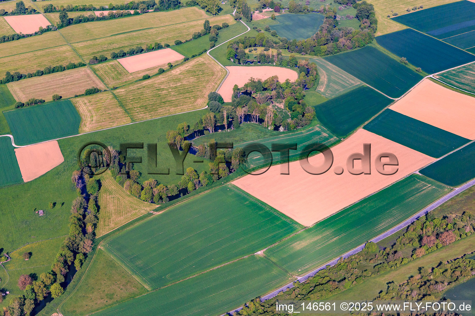 Mäanderförmiger Verlauf der Tauber in Werbach im Bundesland Baden-Württemberg, Deutschland