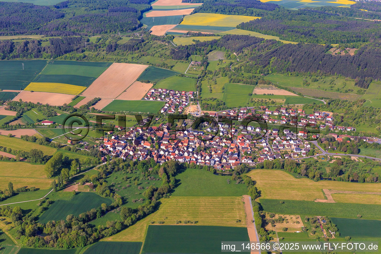 Ortübersicht aus Westen im Ortsteil Hochhausen in Tauberbischofsheim im Bundesland Baden-Württemberg, Deutschland
