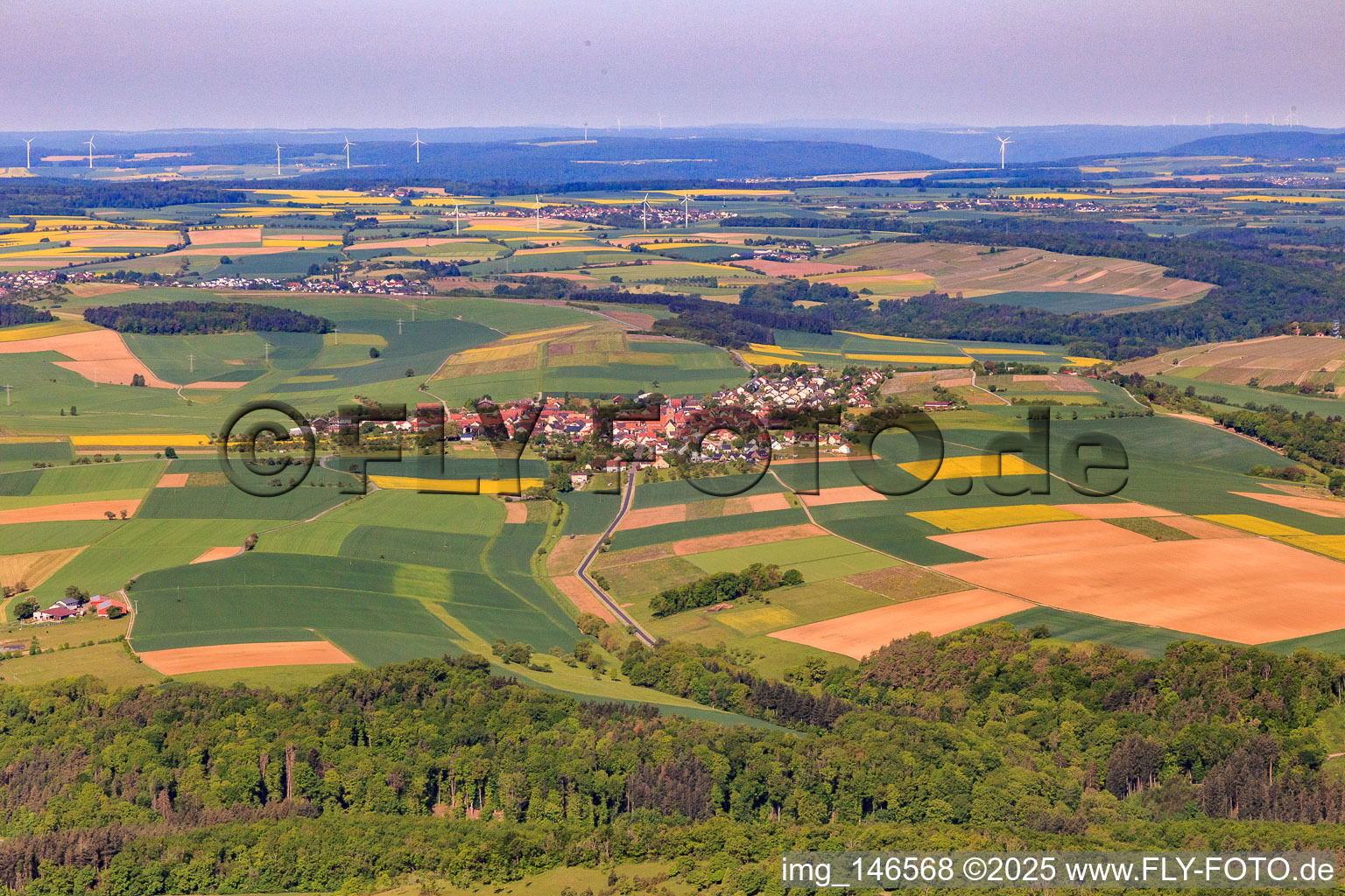 Dorfansicht aus Westen im Ortsteil Uissigheim in Külsheim im Bundesland Baden-Württemberg, Deutschland
