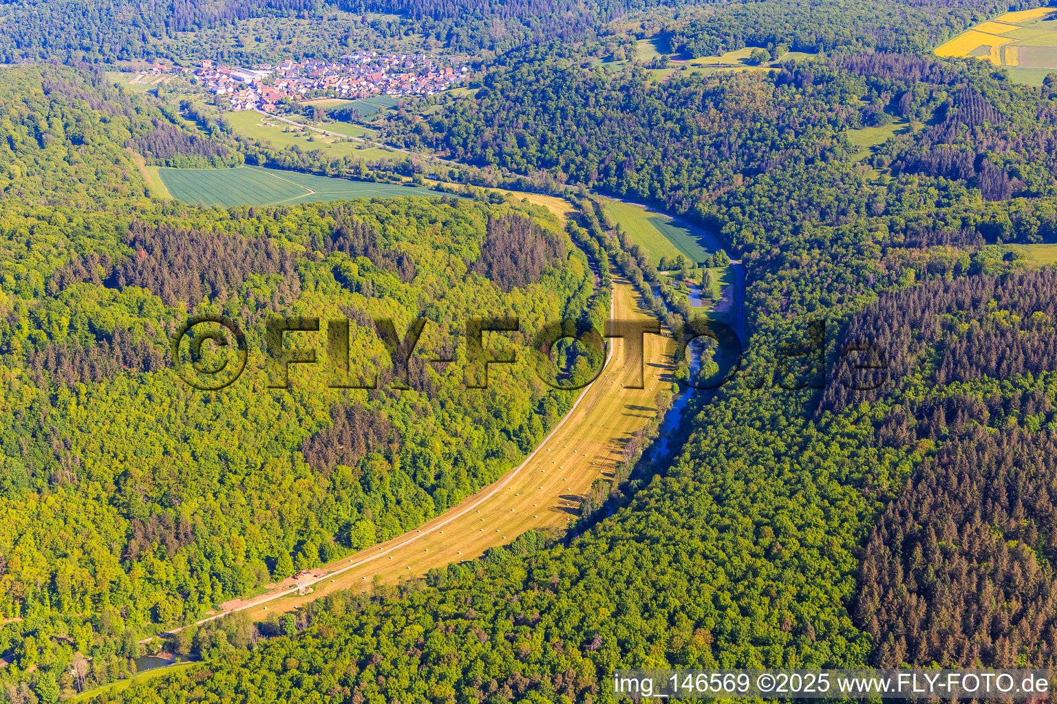 Gemähte Uferwiesen im Lieblichen Taubertal aus Süden im Ortsteil Niklashausen in Werbach im Bundesland Baden-Württemberg, Deutschland