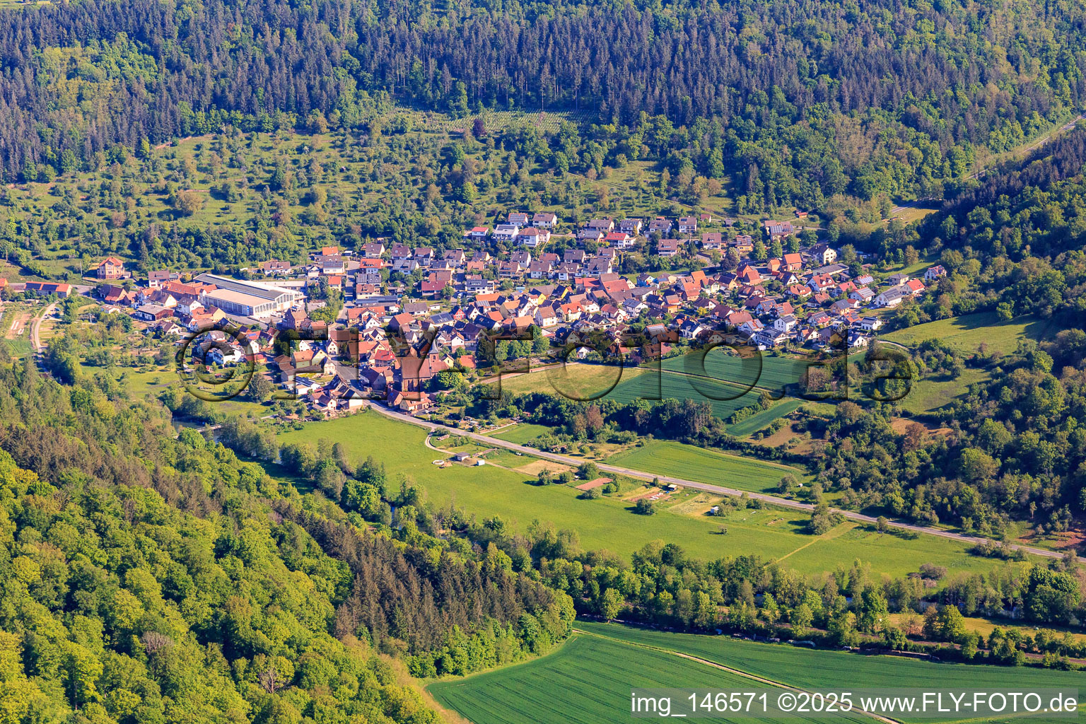 Luftbild von Dorfansicht im Lieblichen Taubertal aus Süden im Ortsteil Niklashausen in Werbach im Bundesland Baden-Württemberg, Deutschland