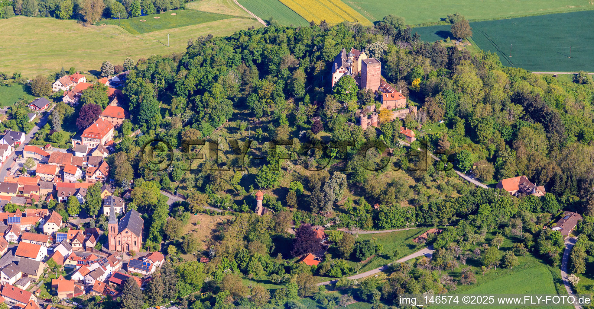 Burg und Burgpark Gamburg in Werbach im Bundesland Baden-Württemberg, Deutschland aus der Luft