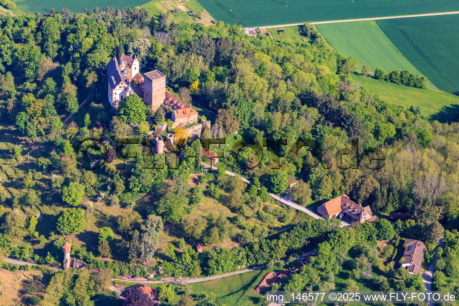Burg und Burgpark Gamburg in Werbach im Bundesland Baden-Württemberg, Deutschland von oben gesehen