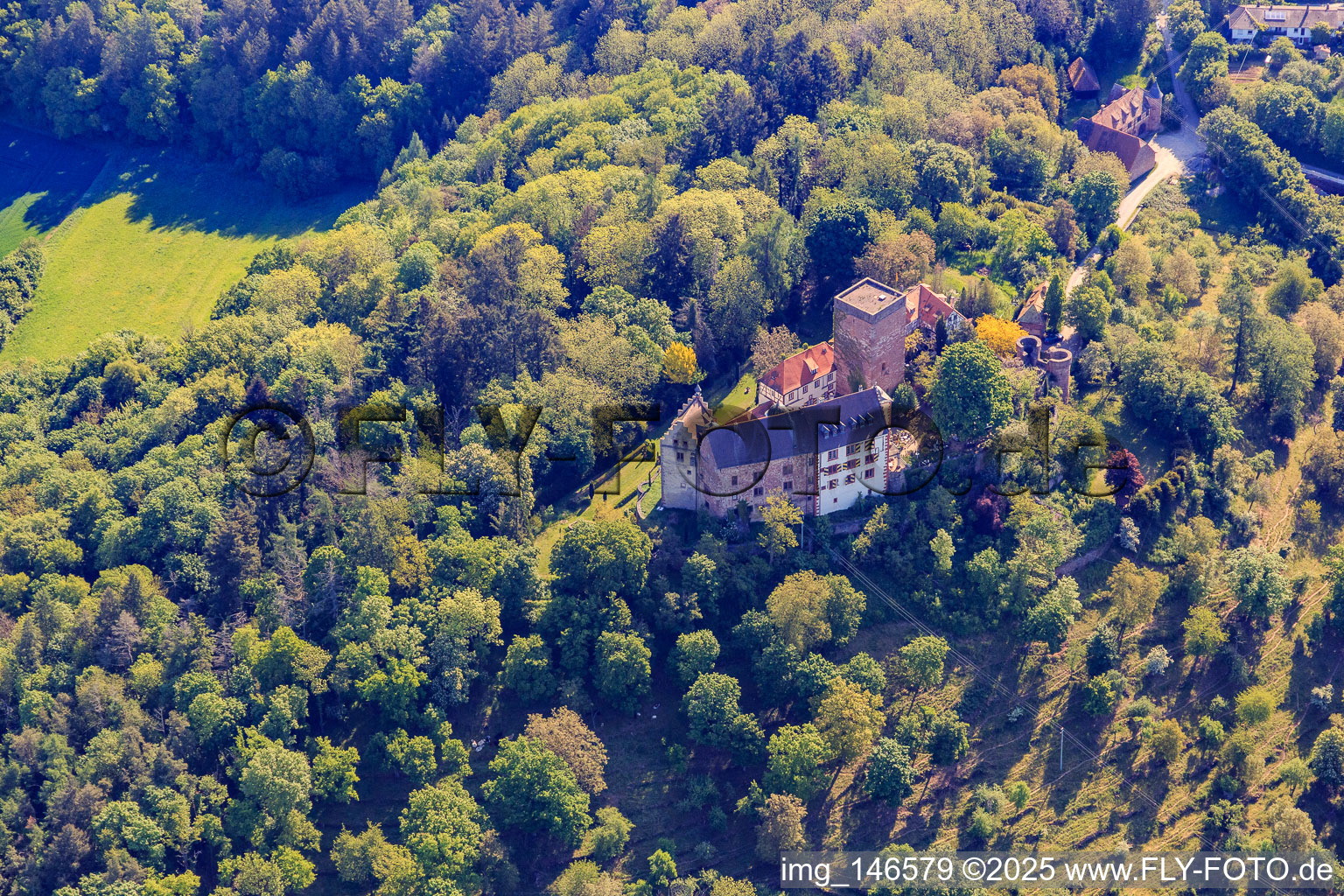 Burg und Burgpark Gamburg in Werbach im Bundesland Baden-Württemberg, Deutschland vom Flugzeug aus