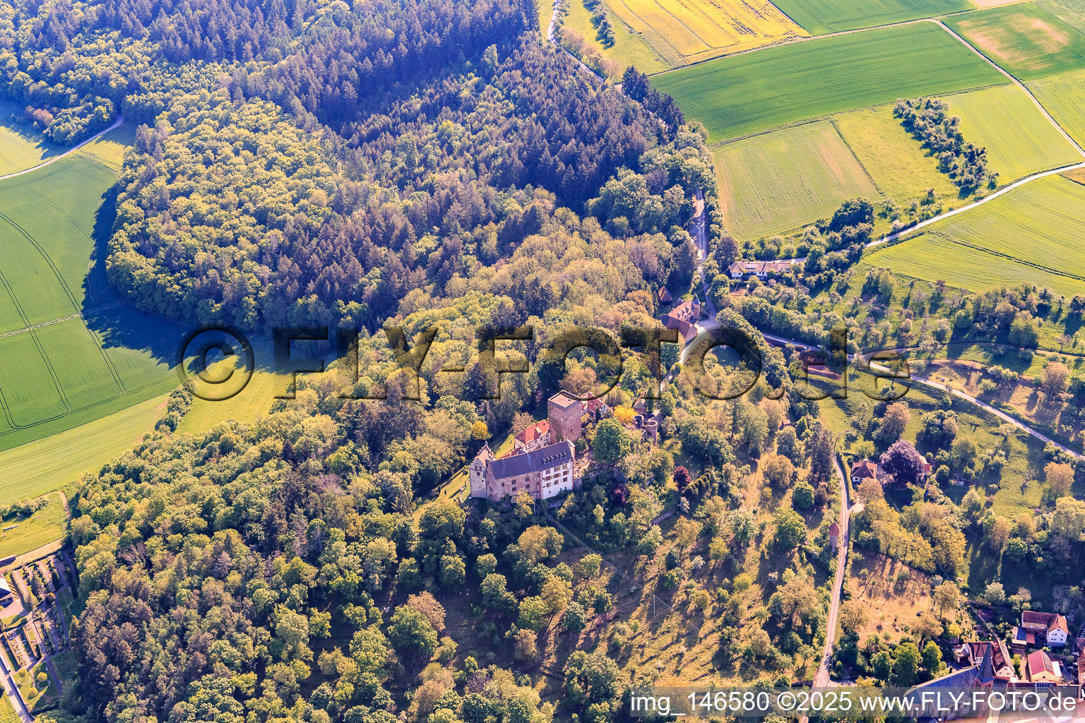 Burg und Burgpark Gamburg in Werbach im Bundesland Baden-Württemberg, Deutschland aus der Vogelperspektive