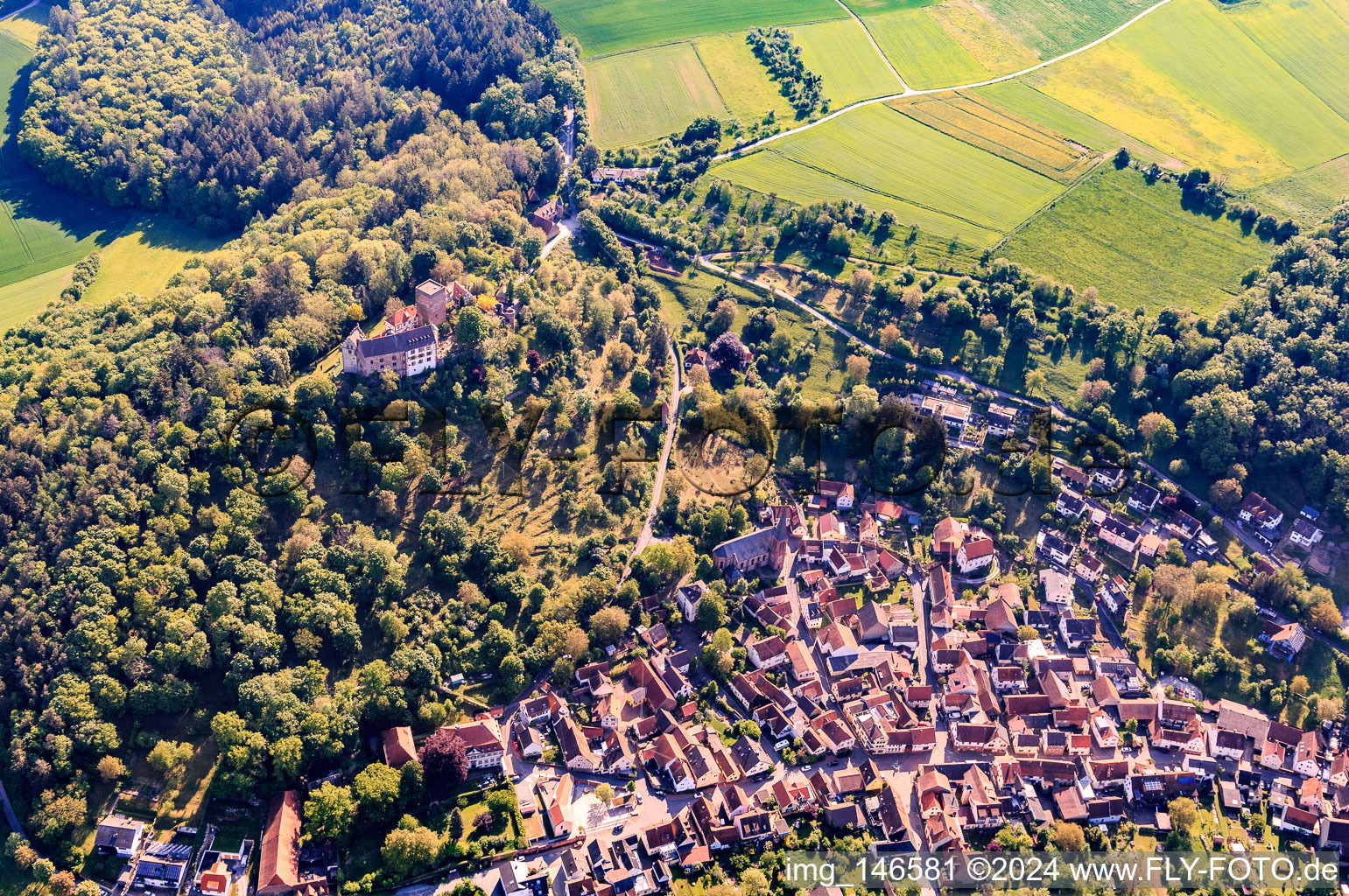 Luftbild von Ortsansicht unterhalb der Burg Gamburg in Werbach im Bundesland Baden-Württemberg, Deutschland