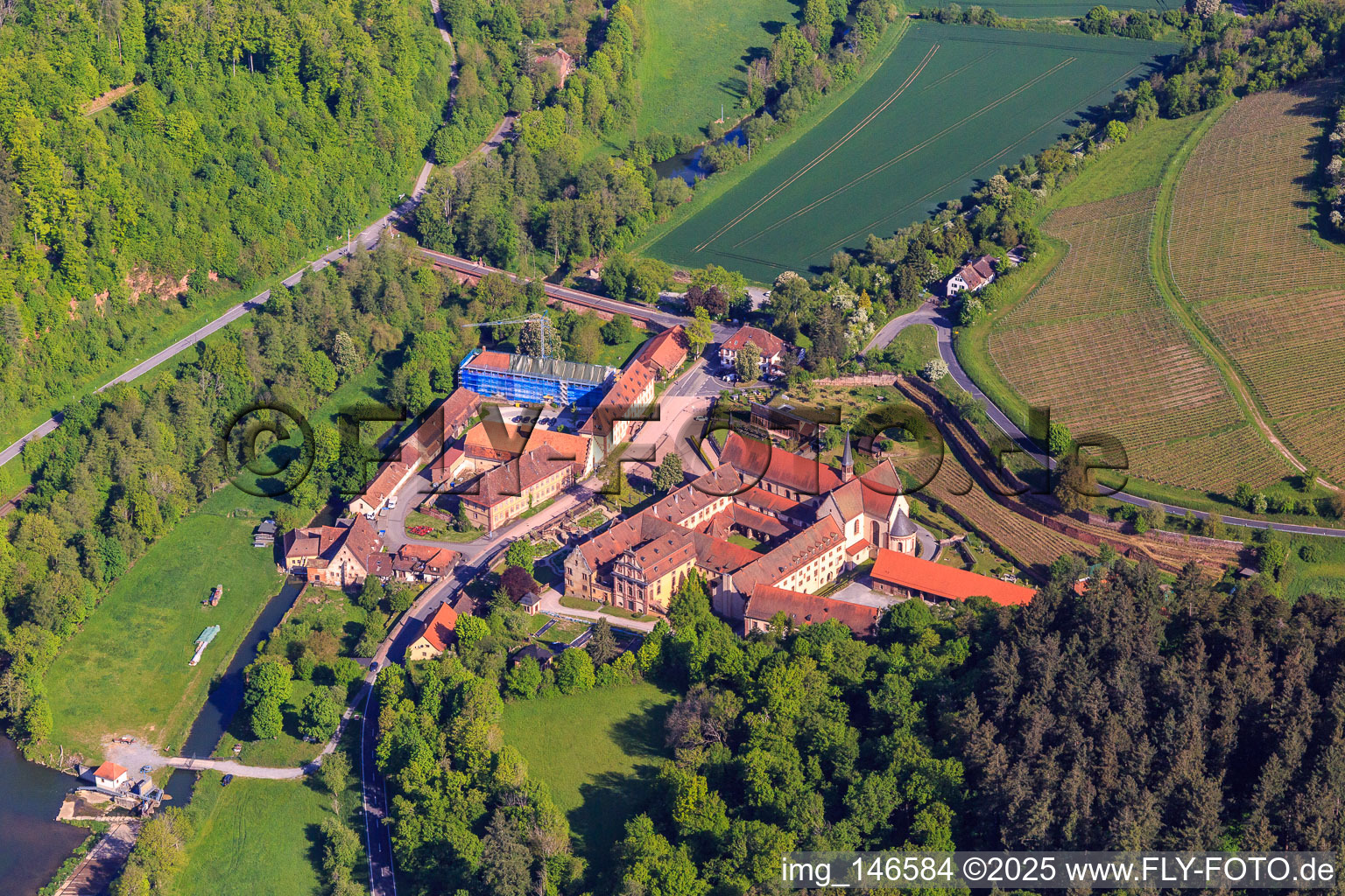 Hotel Kloster Bronnbach mit Abteigarten,  Abteikirche Mariä Himmelfahrt und Missionare d. Heiligen Familie Kloster Bronnbach aus Süden in Wertheim im Bundesland Baden-Württemberg, Deutschland