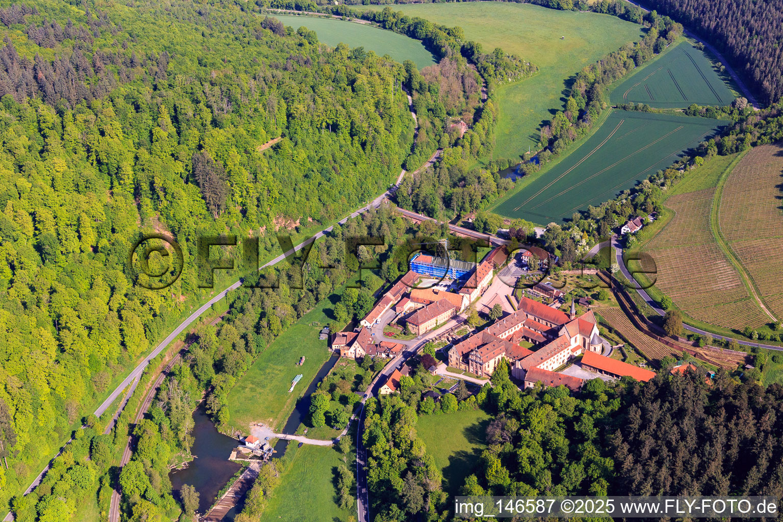 Luftaufnahme von Hotel Kloster Bronnbach mit Abteigarten,  Abteikirche Mariä Himmelfahrt und Missionare d. Heiligen Familie Kloster Bronnbach aus Süden in Wertheim im Bundesland Baden-Württemberg, Deutschland