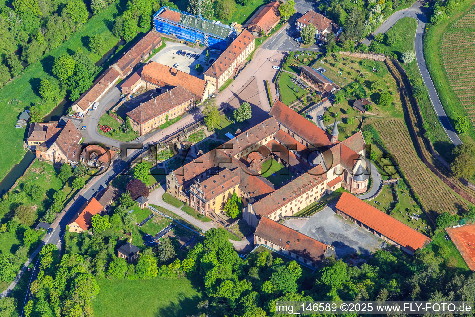 Schrägluftbild von Hotel Kloster Bronnbach mit Abteigarten,  Abteikirche Mariä Himmelfahrt und Missionare d. Heiligen Familie Kloster Bronnbach aus Süden in Wertheim im Bundesland Baden-Württemberg, Deutschland