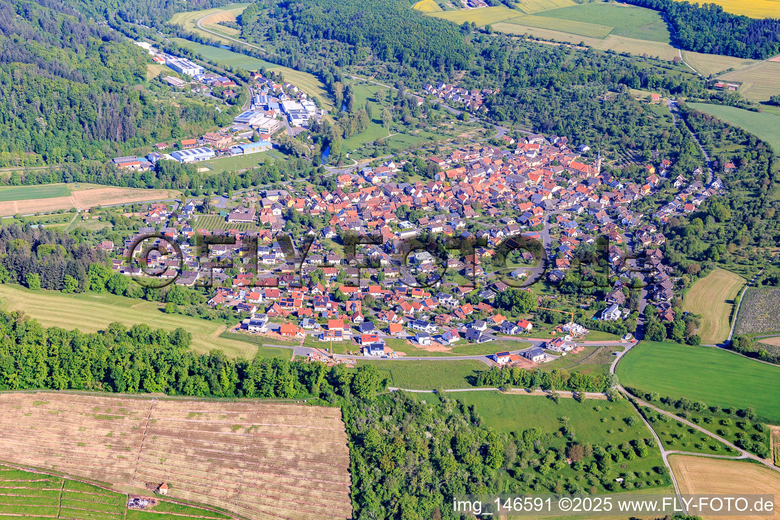Dorfansicht im Lieblichen Taubertal aus Süden im Ortsteil Reicholzheim in Wertheim im Bundesland Baden-Württemberg, Deutschland