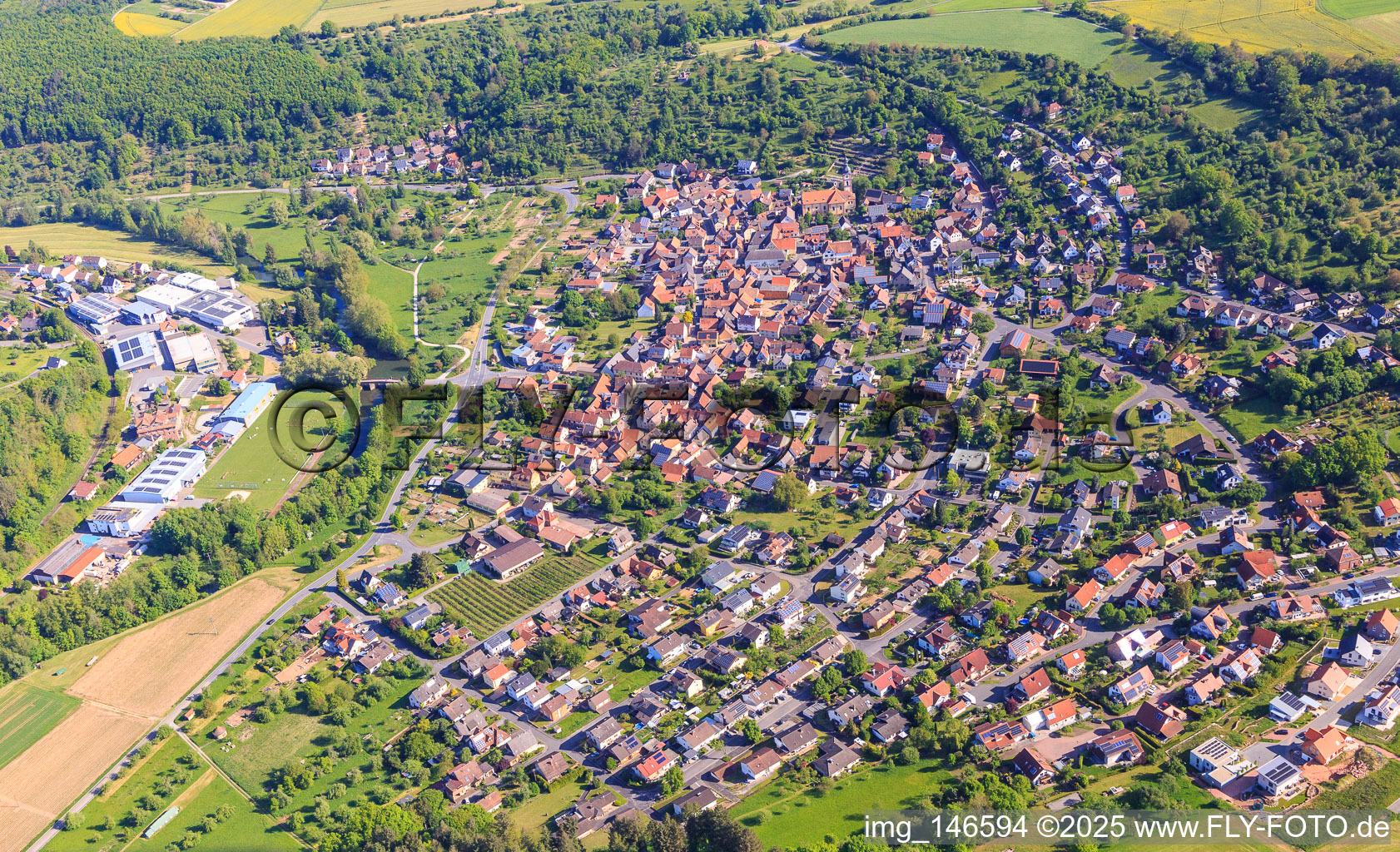 Luftaufnahme von Dorfansicht im Lieblichen Taubertal aus Süden im Ortsteil Reicholzheim in Wertheim im Bundesland Baden-Württemberg, Deutschland