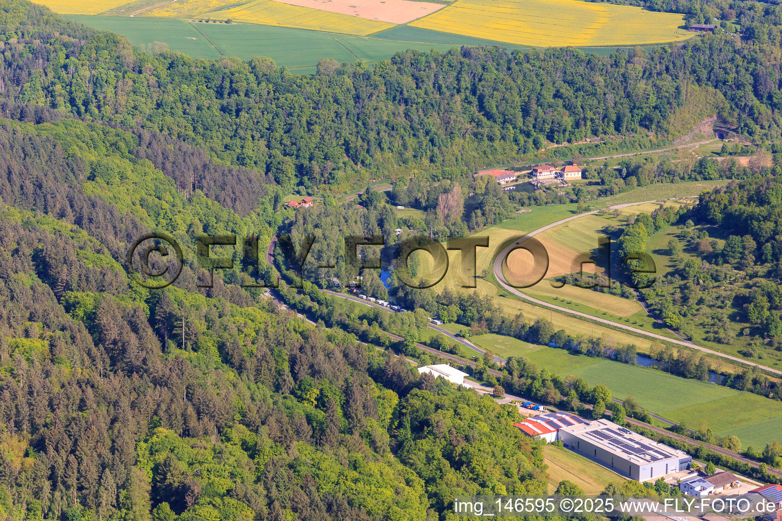 Camping Forelle am Tauberufer zwischen Teilbacher Mühle und  Rekuplast GmbH im Ortsteil Reicholzheim in Wertheim im Bundesland Baden-Württemberg, Deutschland