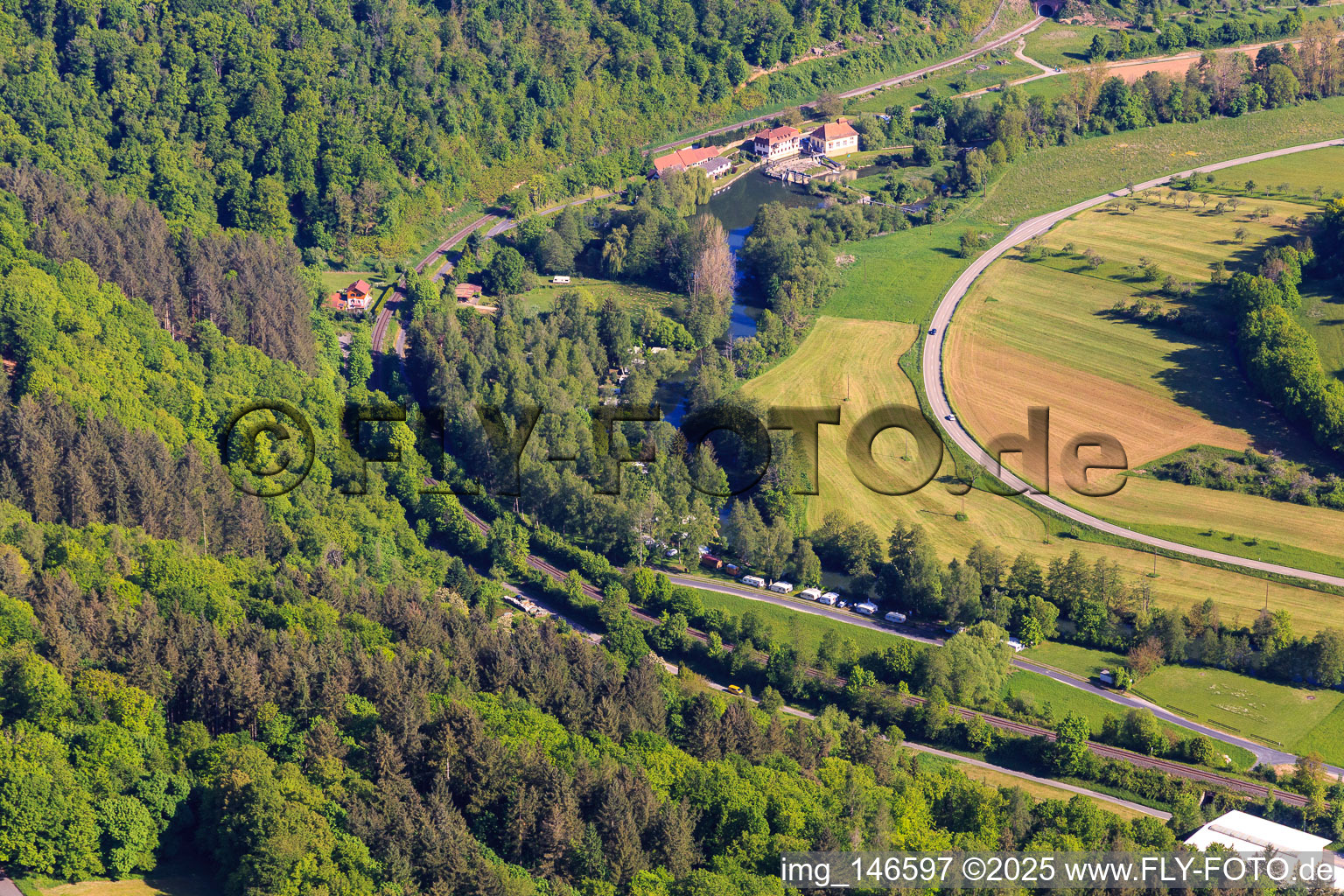 Camping Forelle am Tauberufer vor der Teilbacher Mühle im Ortsteil Reicholzheim in Wertheim im Bundesland Baden-Württemberg, Deutschland
