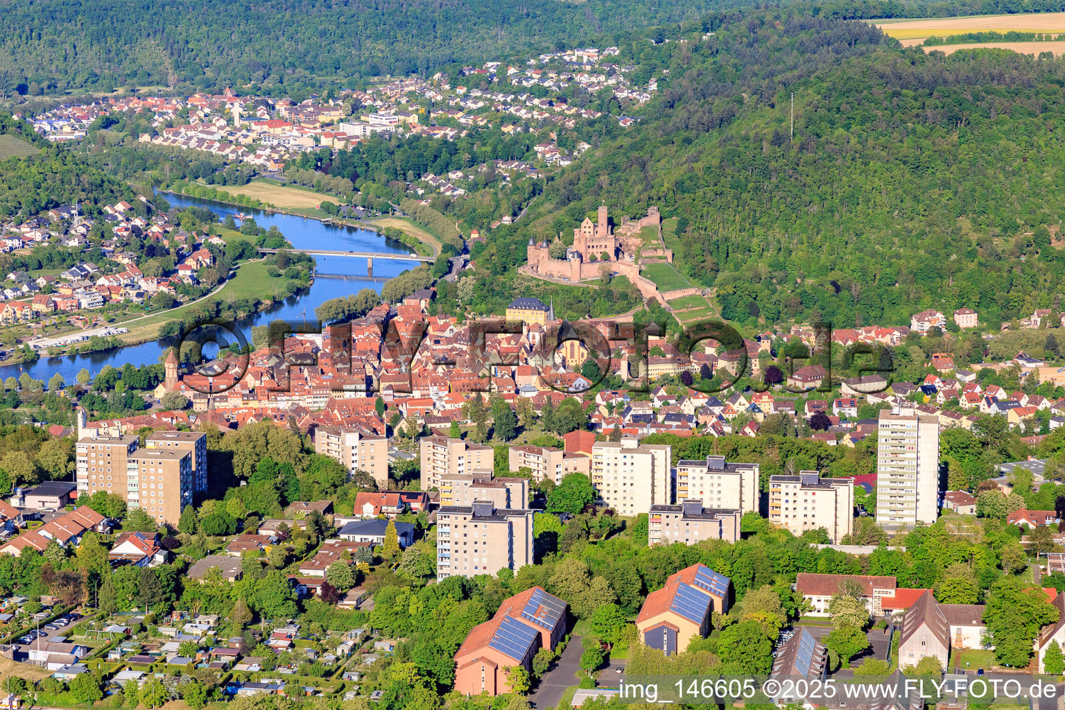 Blick vom Wartberg bis zum Schloss Burg Wertheim über der Altstadt mit Maintal im Bundesland Baden-Württemberg, Deutschland