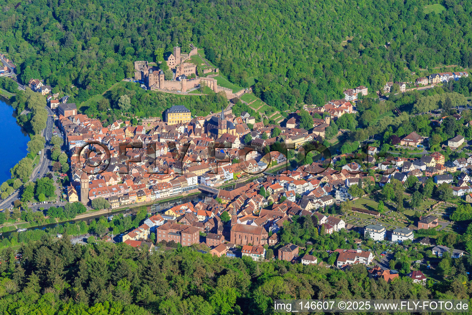 Schloss Burg Wertheim über der Altstadt mit Main und Tauber im Bundesland Baden-Württemberg, Deutschland