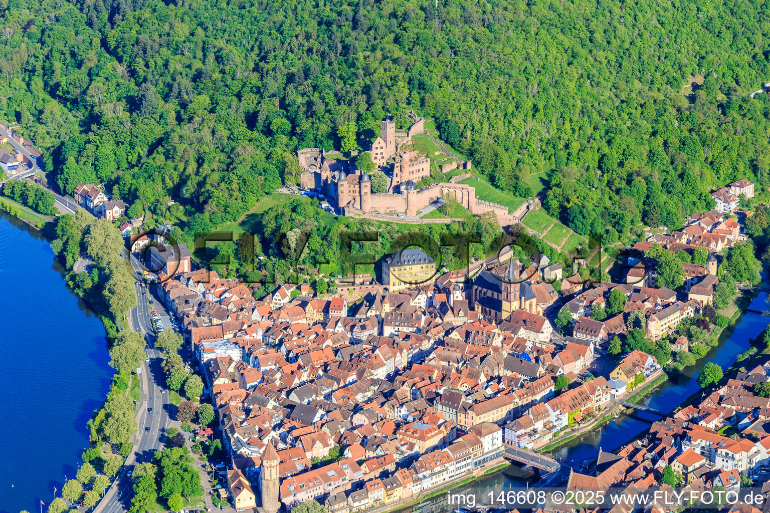 Luftbild von Schloss Burg Wertheim über der Altstadt mit Main und Tauber im Bundesland Baden-Württemberg, Deutschland