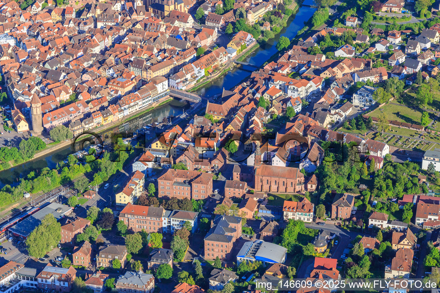 Altstadt mit Tauberbrücke und Kirche St. Venantius in Wertheim im Bundesland Baden-Württemberg, Deutschland