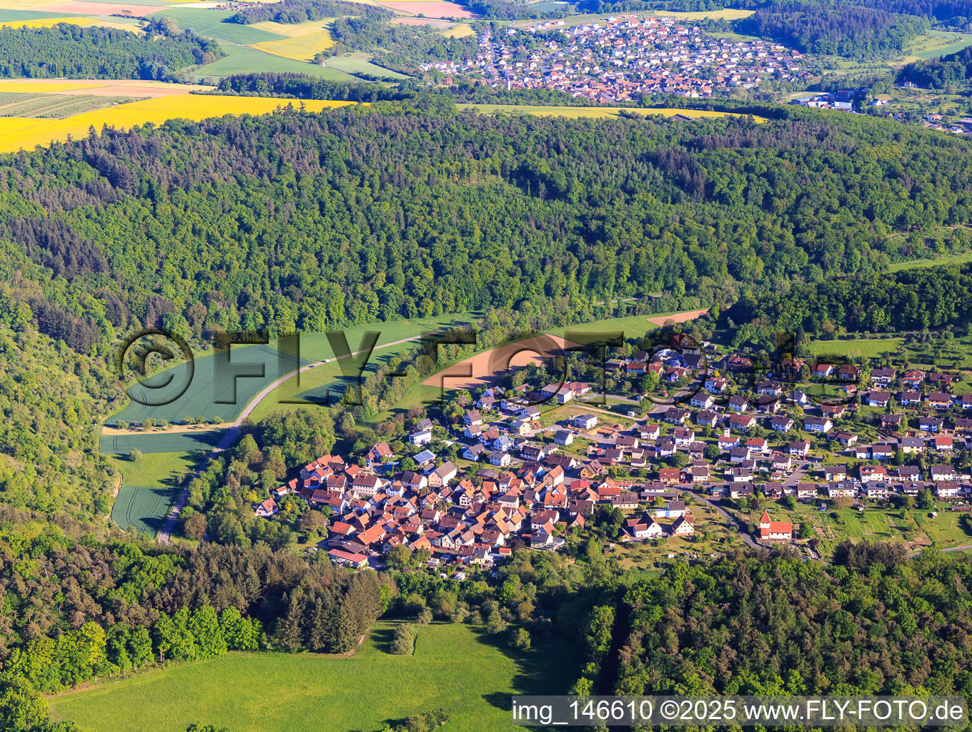 Ortsansicht aus Westen im lieblichen Taubertal im Ortsteil Waldenhausen in Wertheim im Bundesland Baden-Württemberg, Deutschland