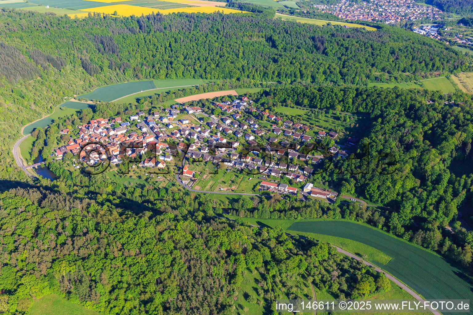 Luftbild von Ortsansicht aus Westen im lieblichen Taubertal im Ortsteil Waldenhausen in Wertheim im Bundesland Baden-Württemberg, Deutschland
