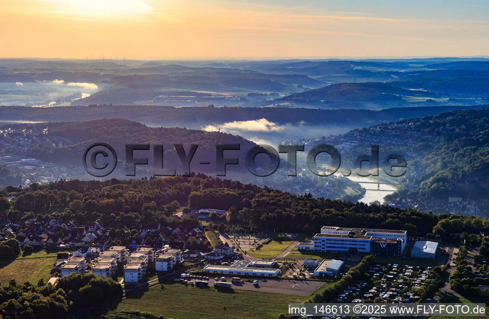 Blick aus Süden vom Wartberg ins Maintal am Morgen in Wertheim im Bundesland Baden-Württemberg, Deutschland
