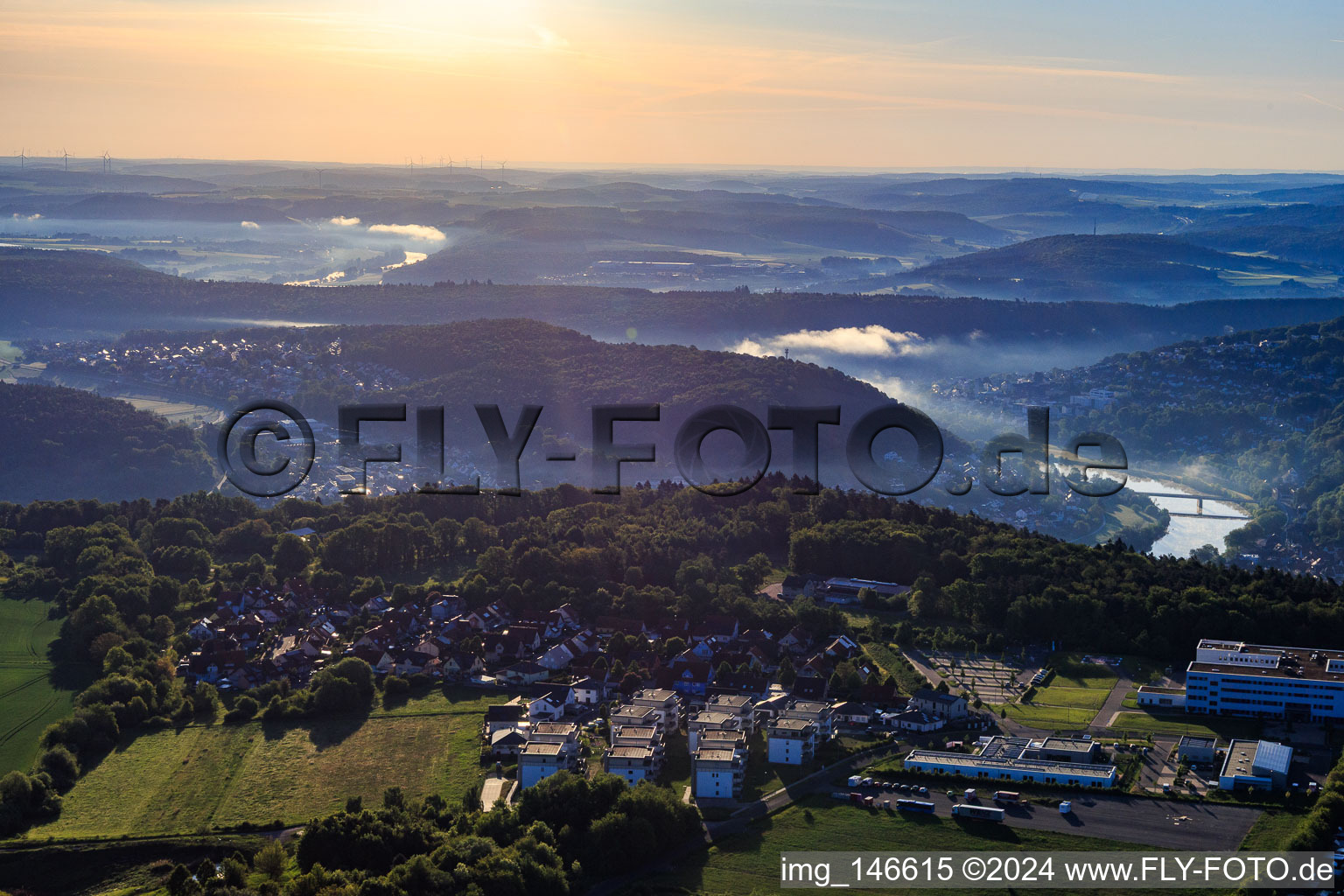 Luftbild von Blick aus Süden vom Wartberg ins Maintal am Morgen in Wertheim im Bundesland Baden-Württemberg, Deutschland