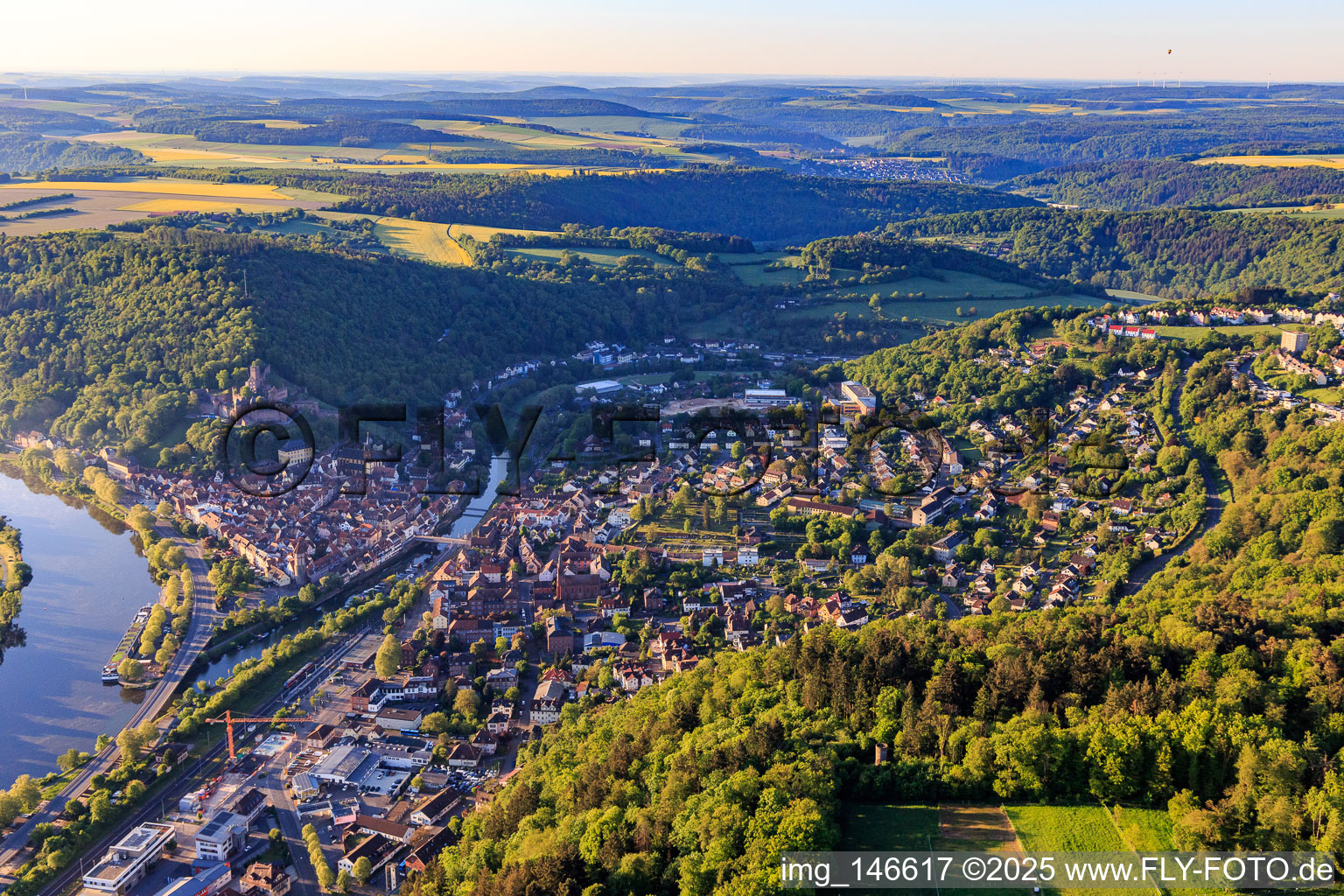 Taubermündung in den Main unter der Burg Wertheim aus Nordosten im Bundesland Baden-Württemberg, Deutschland