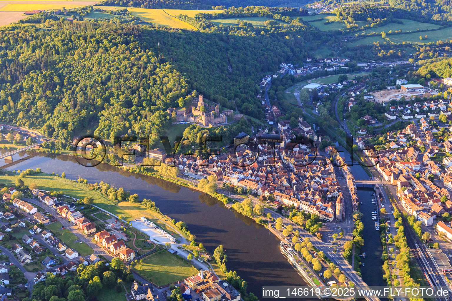 Taubermündung in den Main unter Schloss Burg Wertheim über der Altstadt im Bundesland Baden-Württemberg, Deutschland